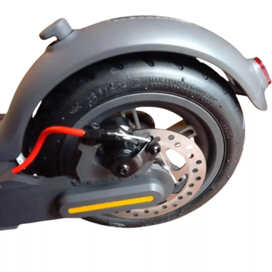 Xiaomi 365 PRO solid or air tyre pre mounted on the rear wheel.